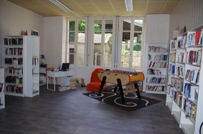 L'intérieur de la bibliothèque Bib'lek, rayonnages de livres dans les locaux de la mairie.