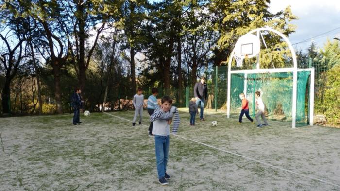 Le city-park du village, un terrain multisports clôturé avec ses buts.