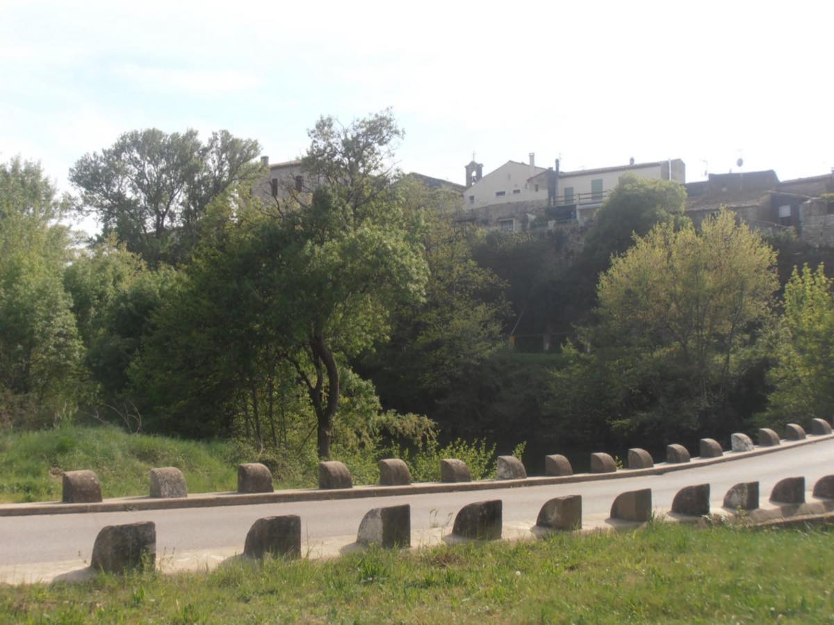 Le village de Lecques perché au-dessus du Vidourle, entouré de garrigue.