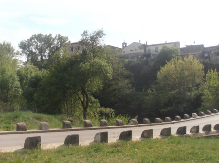 Le village de Lecques perché au-dessus du Vidourle, ses maisons de pierre et son clocher entourés de garrigue.